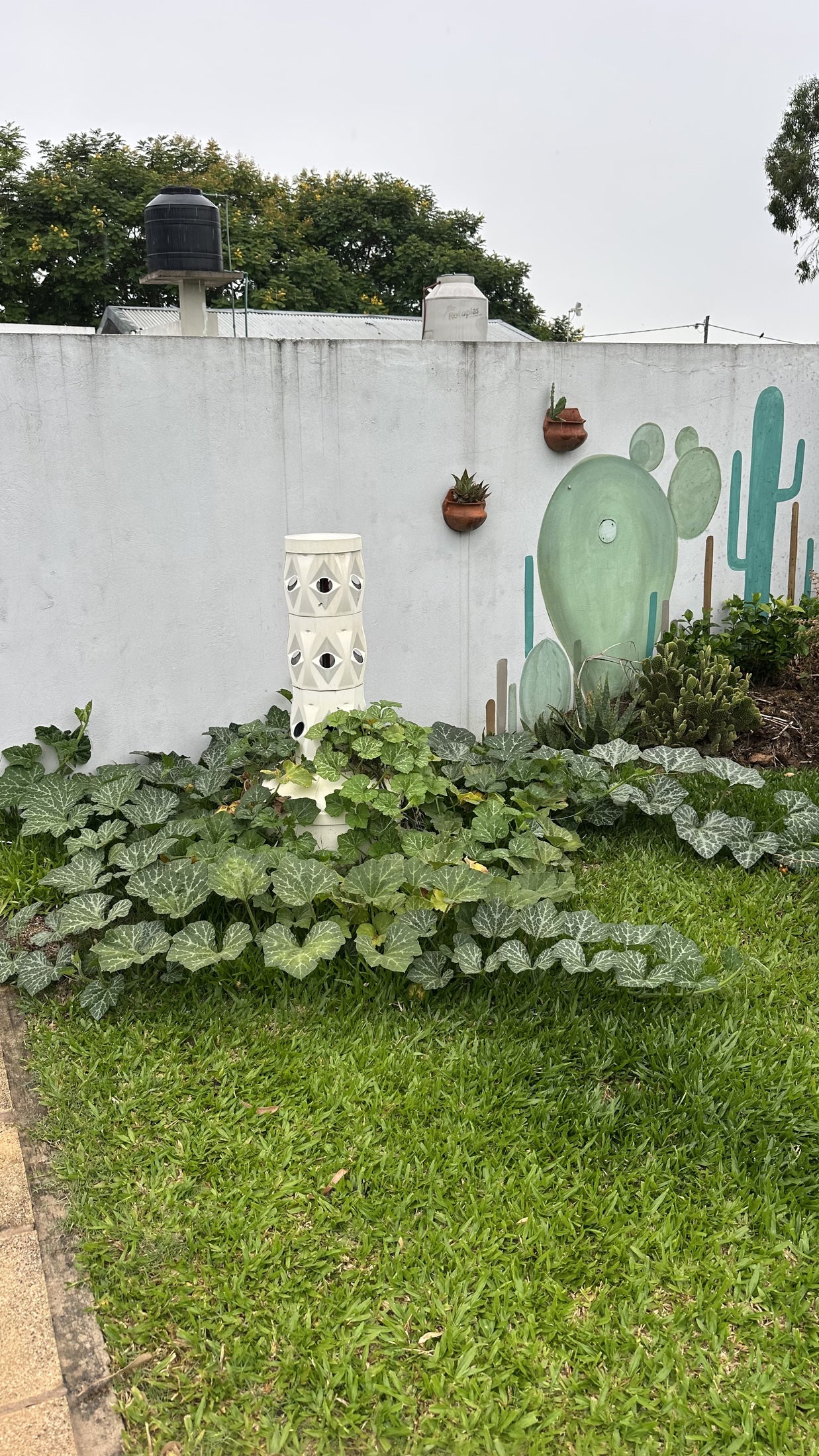 Plantas extendidas alrededor de una torre en el jardín