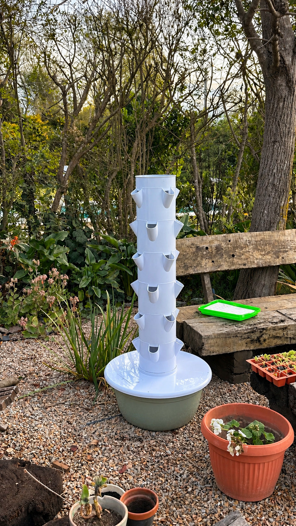 Torre hidropónica armada y sin plantas en el jardín